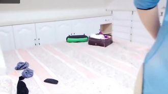 La bella signora Yu Jie era così sola a casa che dovette affrontare la situazione da sola. Lo zio poteva percepire la felicità di Yu Jie attraverso il video.