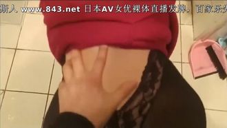 セクシーな美女がはだけたストッキングを履いて公衆トイレで彼氏とセックスする
