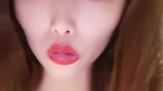 ふしだらな女の子シャオ・キナイは配達員を誘惑し、彼女の股間を細断し、オーガズムの液体を噴出し、イマラチオしてフェラをします。彼女は激しく犯され、クローズアップは非常に魅力的です。