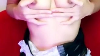 굴곡진 엉덩이를 가진 미인 럭스는 메이드복을 입고 섹시하고 매혹적이며 두 개의 소품으로 보지를 성교시킵니다. 그녀의 크고 밝은 눈은 말할 수 있습니다.