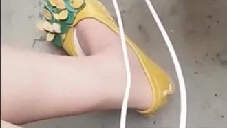 La sorella fata dal seno grande lavora davvero duro per sedurre un uomo di 70 anni e fare sesso con lui. Sembra che lo zio Li eiacula prima che il suo cazzo diventi duro.