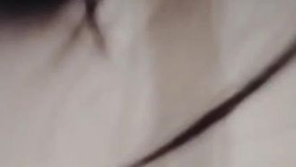Das frech aussehende Zweitsemestermädchen mit Brille verführt den ehrlichen und ehrlichen Imbissjungen mit Sexspielzeug. Sie kann der Versuchung nicht widerstehen und hat Sex und schluckt Sperma.