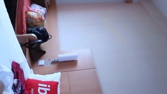 純粋で美しいシルクモデルShilan Hotelのプライベート写真撮影のカメラマンは彼女にストッキングを履くように頼みました