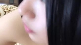 Eine schöne Moderatorin mit großen Brüsten verführte einen fremden Mann in einem Internetcafé und ging nach Hause, um Sex in mehreren Stellungen zu haben, und bekam schließlich einen Blowjob.