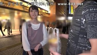 マジ軟派、初撮。 1395 駅前で聲を掛けた色白美少女、セックス交渉すると斷固拒否のガード固め女子だったので半ば強引に體に觸れてみるとすぐに感じ始めて陥落ww美腳をビクビク震わせてうっとり顔で何度も絶頂する敏感女子に大変身！