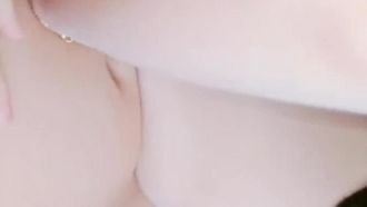 Das schneeweiße und sexy twerkende kleine Mädchen hat Sex mit dem hübschen Kerl im Hotel. Der sexy kleine Hintern schwingt wild, die Haare sind spärlich, die Abalone ist rosa und zart und sie wird auf Mandarin gefickt und gefilmt.