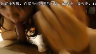 La ragazza innocente con gli occhiali ha fatto sesso con il capo in hotel. Era così sexy che i suoi peli pubici erano rasati e ha urlato ancora più forte e ha detto che mi aveva scopato fino al punto G.