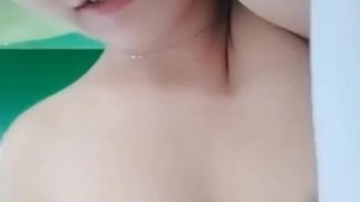 부유한 팬과의 데이트를 전문으로 하는 아름다운 앵커 샤오징은 테마 호텔에서 뚱보 오빠와 다양한 각도에서 섹스를 한다.