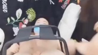 Une jeune hôtesse ronde et belle fait l'amour avec son gros frère sur le lit. Le gros frère profite de la pipe de la fille. Elle est dans diverses positions.
