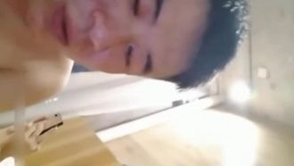 Due giovani uomini dello Jiangxi si sono registrati in un hotel per visitare le prostitute per lo streaming live. La signora era una celebrità di Internet di alta qualità e di bell'aspetto, indossava calze nere e aveva i capelli folti.