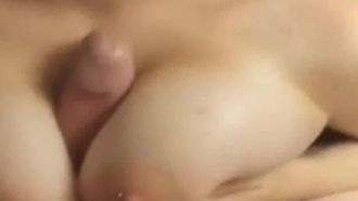 Оральный секс у кровати, лучшая белая и нежная шлюшка с большой грудью, жестко трахнута иностранным учителем без презерватива, лучшая безволосая, розовая и нежная киска, жестко трахнута сзади и стонет, шипящая и красивая грудь, оригинал в высоком разрешении 1080P версия без водяного знака
