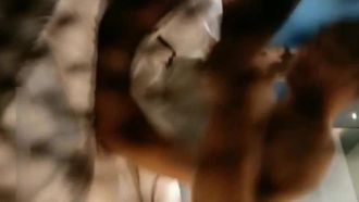 La stanza privata KTV della discoteca Jiu Gongzi, esperta di prostitute, osserva una signora snella e dai capelli lunghi seduta sul palco per prenotare una stanza in un love hotel