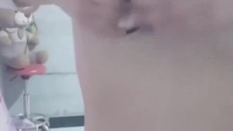 Una giovane ragazza magra presenta lo spettacolo di incesto di suo fratello e sua sorella, facendo sesso con più uomini e donne, facendo sesso orale, è molto lussurioso