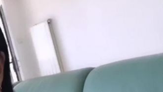Nebenaufnahme der PASS-Schönheit Sirui, die sexy Strümpfe und High Heels trägt, ihren Hintern anhebt und ihre Muschi neckt und unzählige Masturbationsfreunde dazu bringt, zu Tode zu spritzen