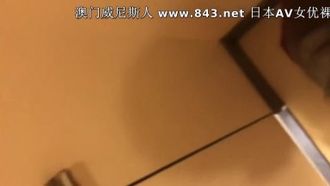 校花级高颜值性感美女和情人餐厅私会见面时2人偷偷到洗手间关着门开干搞完后又把她带回出租屋猛操