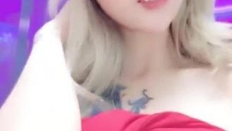 Eine sehr sinnliche Internet-Moderatorin mit Promi-Gesicht stellt ihren Körper auf verführerische Weise zur Schau. Die Tattoos auf ihren Armen sind sehr gesellig.