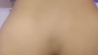 La bella y sexy secretaria no dudó en conseguir un ascenso y conseguir un aumento en el hotel. La líder de la empresa utilizó todas sus habilidades para follárselo hasta chorrear y luego continuó follándolo en mandarín por detrás.