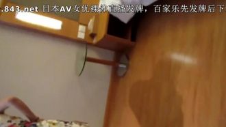 아름다운 가슴을 가진 섹시한 3급 젊은 모델이 호텔에서 대규모 개인 사진 촬영을 하는 동안 사진가에게 이용당했습니다. 그녀는 소품을 사용하여 보지를 가지고 놀다가 의도적으로 은밀한 부분을 사진을 찍었습니다.