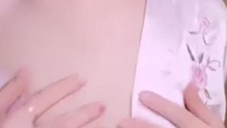 잘 생기고, 능력 있고, 단발이고, 유쾌하고, 요염한 여교사. 그녀는 추가 돈을 벌기 위해 대담하게 방송을 하고 있으며, 그녀의 사적인 부분은 핑크색이고 부드럽습니다. 아주 좋은 중국어 대화.