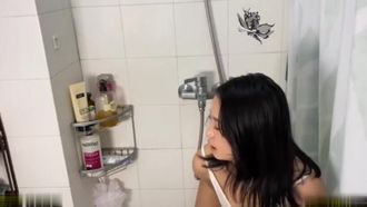 Eccitato da vari giocattoli sessuali, il mio ragazzo con un grosso cazzo mi ha scopato duramente e poi ha ingoiato lo sperma caldo.