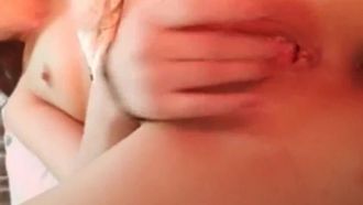La bellezza dai capelli molto radi prima inserisce un bastoncino da masturbazione nella sua vagina per masturbarsi, e poi le strofina vigorosamente la vagina con le mani, come se lui si avvicinasse per aiutarla a strofinarla insieme.
