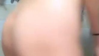 Une jeune salope étudiant le théâtre à Pékin est très réaliste et sait jouer dans la salle de bain et lécher une bite avec passion. Elle laisse l'homme chaud lui lécher la chatte par derrière et lui toucher les seins.
