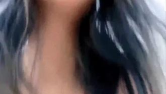 Une fille mince aux cheveux bleus et son partenaire sexuel font des relations sexuelles, une gorge profonde et une pipe. Ils montent dessus, baisent, puis pénètrent leur anus par derrière. Si vous aimez ça, ne le manquez pas.