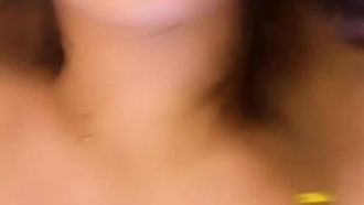La giovane e tenera studentessa universitaria è una star del dramma in 8.1. Gioca con il suo partner sessuale in schiavitù e fa sesso orale. È molto osceno.