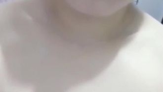 Le présentateur, qui a l'air jeune, se présente parfaitement en extérieur dans la rue pour séduire un jeune homme sans le laisser rentrer chez lui. Il l'embrasse passionnément et lui sort la bite. Il trouve un endroit pour lui faire une pipe et le ramène chez lui. faire l'amour. Le dialogue est merveilleux.