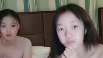 Due giovani ragazze con facce infantili e seni grandi, nate negli anni 2000, giocano tra loro con oggetti di scena e fanno sesso con i loro vecchi amici. Usano vibratori per inserire e toccare i loro seni e fanno pompini. Si cavalcano sopra e si fanno scopare duramente .