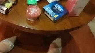 (꼬마 쑤쑤탄이 사라졌습니다) 각선미 미녀가 호텔에서 섹스 프렌드와 만나 섹스 후 또 자위를 합니다.