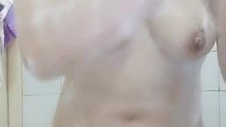 (Das heroische Paar göttlicher Schwänze) Das Mädchen mit den großen Brüsten und der Kerl mit dem großen Arsch haben verrückten Sex und bekommen schließlich einen Cumshot ins Gesicht