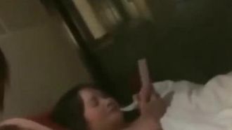 ネットユーザーとセックスした帰り道、美人アナウンサーはおじさんを誘惑してホテルに行き、母親とセックスした。