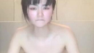 (Creampie entre frère et sœur) Véritable inceste entre frère et sœur, jolie sœur au visage loli avec des seins de papaye, ses seins se balancent après avoir été baisés par son frère par derrière, éjaculation faciale sans préservatif