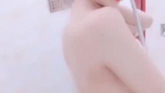 (Dancing Doudou) 요염한 여성 앵커가 검은색 파자마 드레스를 입고 춤을 춥니다.