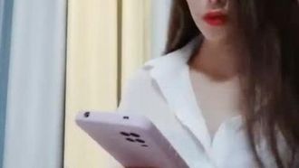 (Lixi) Una bellissima donna con una figura perfetta indossa una camicia bianca e interpreta il ruolo di un'insegnante. È molto allettante e fa sesso appassionato con il suo partner sessuale.