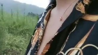 (쓰레기가 온다) 도시 미인이 시골로 가서 삼촌과 만나고 야외에서 섹스를하고 큰 가슴을 문지르는 것은 흥미롭고 흥미 롭습니다.