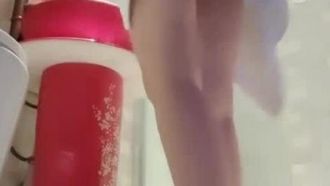 (小性感)小女孩邊洗澡邊用假陽具自慰