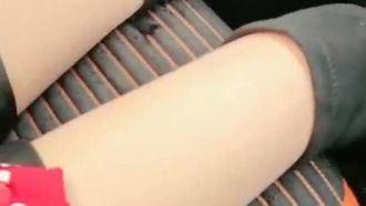 Porta una ragazza a fare sesso all'aperto