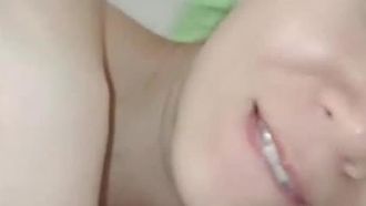 Die betrügerische junge Frau zeigt während des gesamten Prozesses ihr Gesicht