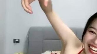 (Sorella minore Ruantian) La migliore bellezza con un bell'aspetto e un seno grande. Gioca con un vibratore e si masturba finché non trasuda succo bianco.