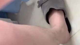 メルセデス・ベンツ兄弟は、流行の後、数万ドルを費やして若い女の子を迎えに行き、彼女は素晴らしい体型と美貌を持っていました。