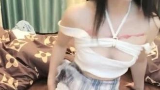 (Das Mädchen ist 19 Jahre alt) Das Mädchen in einem JK wurde von ihrem Sexpartner gefickt und ihre Vagina war mit Sperma gefüllt.