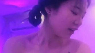 (Winnie the Pooh) La pequeña belleza viste falda JK y medias negras y tiene sexo apasionado con su novio en casa