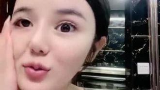 (Meiqi) Eine Schönheit mit großen Brüsten und einer E-Körbchen-Liveübertragung duscht mit schwingenden Brüsten