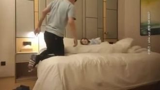 Wenxuan Tanhua, ein Mädchen mit großen Brüsten und dickem Hintern in blauer Kleidung, hat eine gute Figur und einen guten Blowjob. Sie hebt ihre Beine und fickt sie hart. Das Mädchen findet, dass es zu lange wehtut und sie will extra bezahlen.