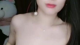 Mo Li, una bella belleza de bonitos pechos lleva tanga para tentar
