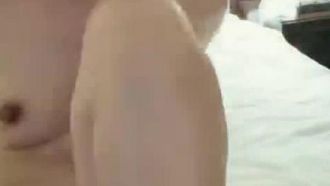 （小さなふしだらな女は親友を海に引きずり込む）ホテルで女性と若い女性とセックス