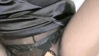 (Avove) La fidanzata troia indossa calze nere e tacchi alti, fa sesso appassionato e alla fine si fa un pompino
