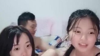 Un hermano feliz se folla a una joven nacida en los años 2000 mientras otra chica le lame los pechos. Él levanta la colcha, se sube encima y la cabalga por detrás y le folla las grandes tetas con cara de bebé.